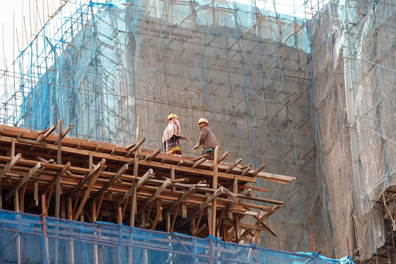 (File) Workers are seen at the construction site of the Novotel hotel in Yangon, Myanmar, 04 September 2013. Photo: Lynn Bo Bo/EPA