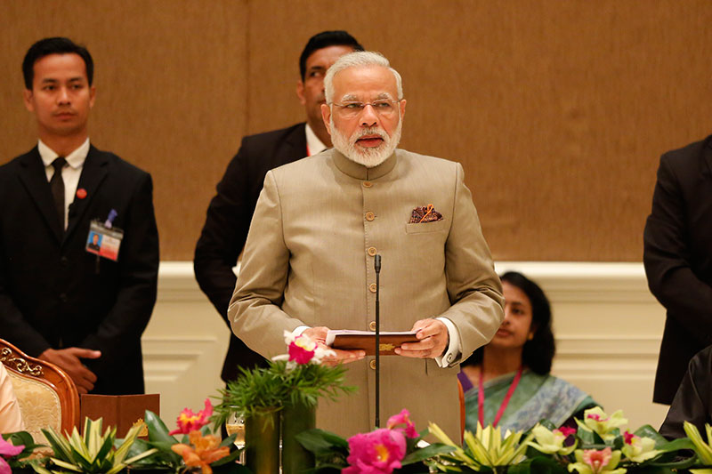 Indian Prime Minister Narendra Modi (R), speaks during a dinner at the presidential house in Naypyitaw, Myanmar, 05 September 2017. Photo: Hein Htet/EPA
