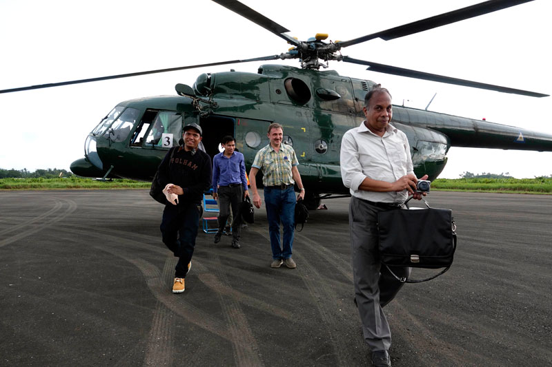 Diplomates arrive at Sittwe Airport in Sittwe, Rakhine State, Myanmar, 02 October 2017. Photo: Nyunt Win/EPA-EFE