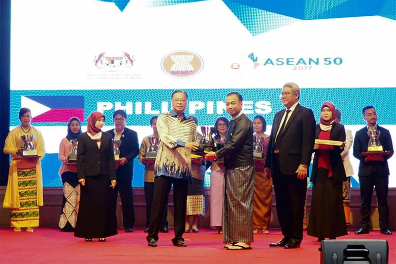 Myanma Awba Group wins rural development award.