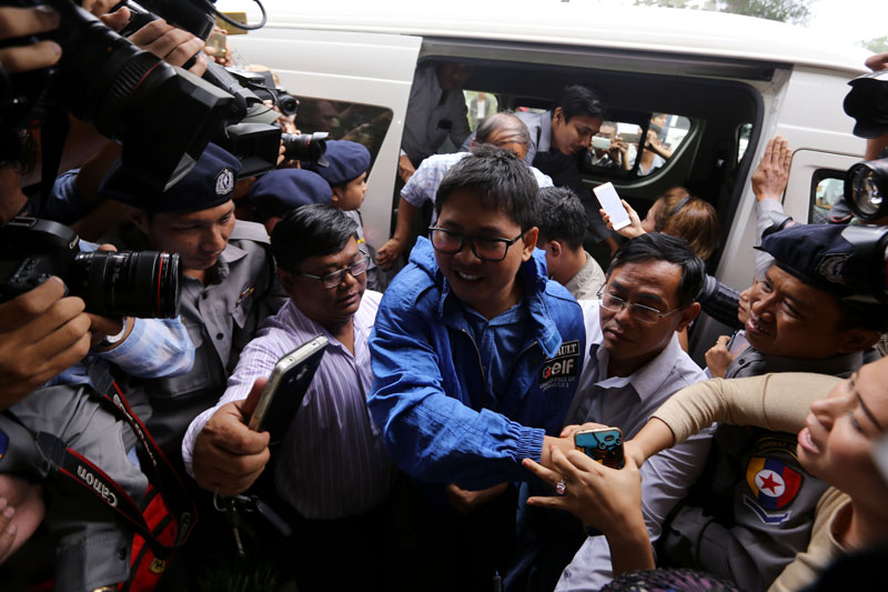 Reuters journalists Wa Lone and Kyaw Soe Oo arrive for their trial at Mingaladon township court in Yangon on 27 December 2017. Photo: Thet Ko/Mizzima
