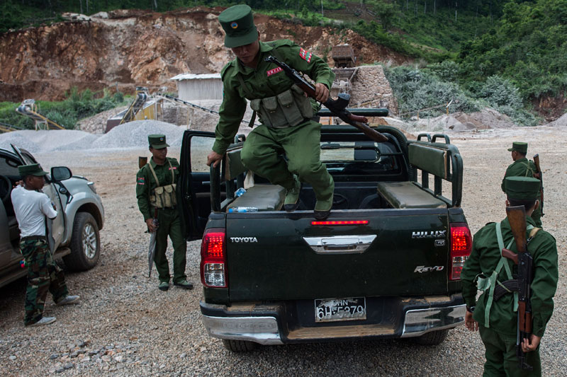 This photo taken on June 26, 2017 shows members of the United Wa State Army jumping off from a car as they arrive in Poung Par Khem region, near the Thai and Myanmar border. Photo: Ye Aung Thu/AFP