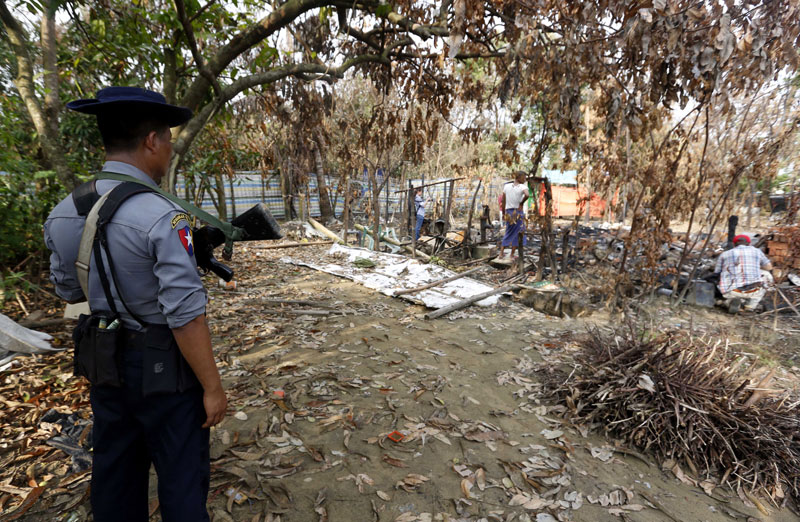 A Myanmar policeman stands guard s at the Myoma KaNyinTan Muslim quarter in Maungdaw township, Rakhine State, Western Myanmar, 06 September 2017. Photo: Nyein Chan Naing/EPA