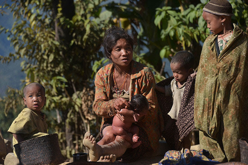 This photograph taken on December 24, 2014 shows a Naga ethnic woman bathing her child in Lahal township in the remote Sagaing region located in northern Myanmar. Photo: AFP