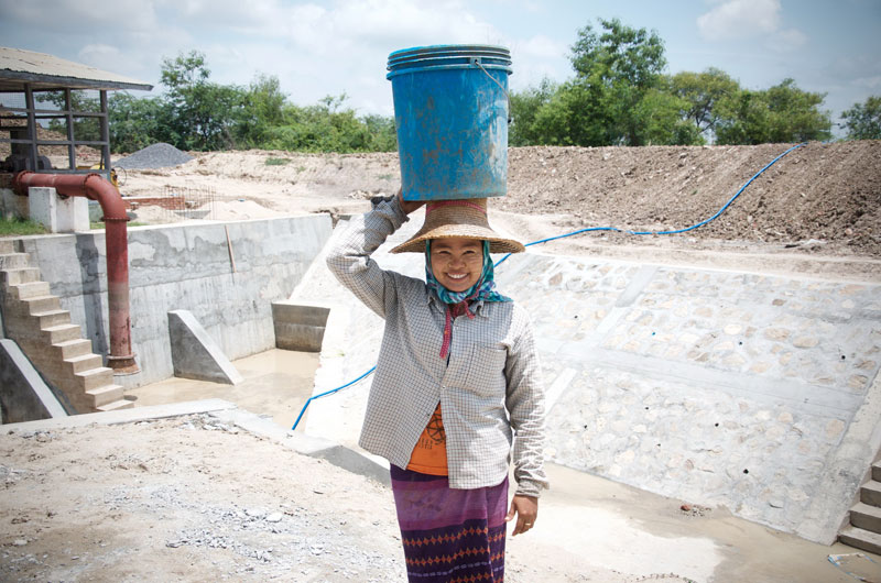 A labourer is seen hard at work as the second pump station in the Pyawt Ywar Pump Irrigation Project undergoes renovations. Photo: Madeline Dahm/IWMI