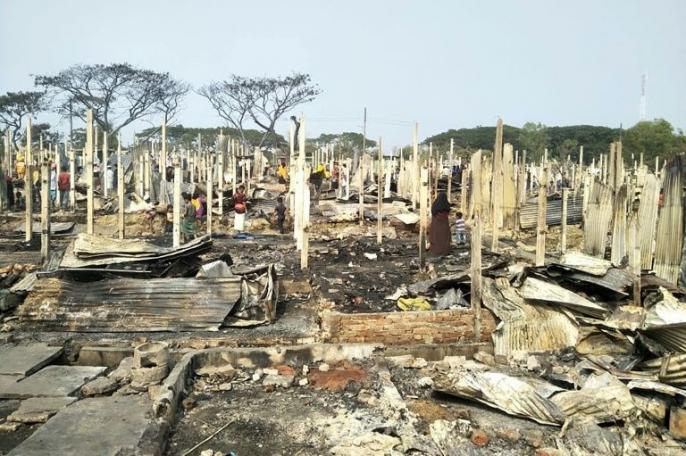 Rohingya refugees search for their belongings after a fire broke out at Nayapara refugee camp in Teknaf on January 14, 2021. Photo: AFP
