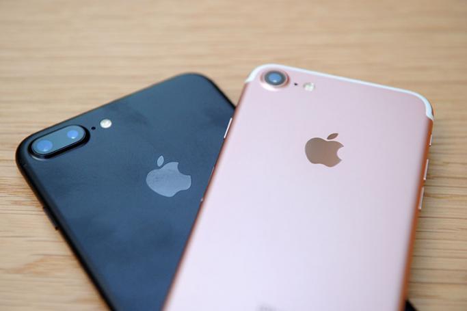 A new iPhone 7 and iPhone 7 Plus smartphone on display at the Apple Store in Sydney, Australia, 16 September 2016. Photo: EPA