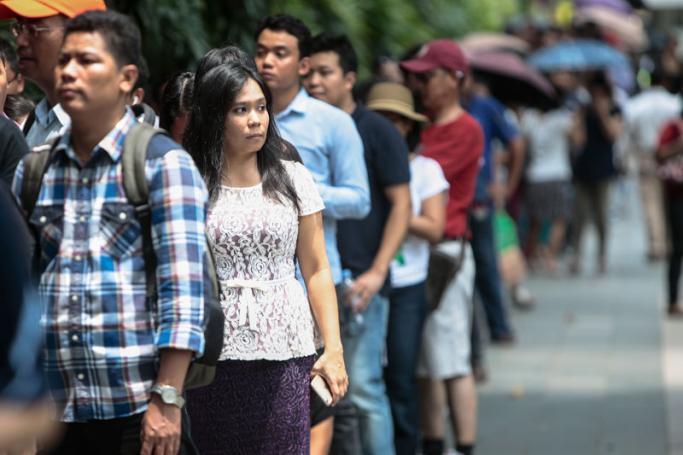 Myanmar expats wait in line to cast their vote outside the Myanmar Embassy building in Singapore, 15 October 2015. Over 20,000 Myanmar nationals living in Singapore will cast their vote ahead of the country's general elections, which has been announced to take place on 08 November 2015. Photo: Wallace Woon/EPA