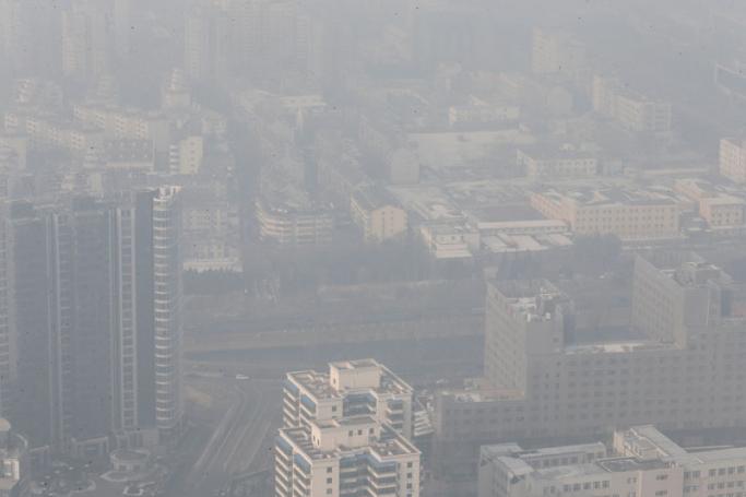 A general view of smog over parts of Beijing seen from a viewing deck of a tourist tower in Beijing, China, 29 November 2015. Photo: Rolex Dela Pena/EPA