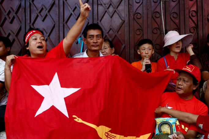 Supporters of National League for Democracy (NLD) party react as they wait for election results in front of NLD headquarters in Yangon, Myanmar, 09 November 2015. Photo: Lynn Bo BO/EPA