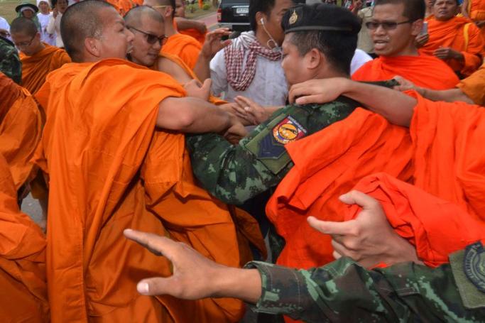 Thai Buddhist monks confront soldiers during a protest at Buddha Monthon in Nakhon Pathom province, Thailand, 15 February 2016. Thousands of Thai Buddhist monks gathered to attend a rally calling a prompt endorsement of the new Supreme Patriarch. Photo: EPA