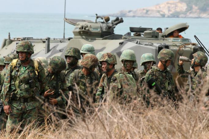 Thai soldiers line up after an amphibious assault joint military exercise of Cobra Gold 2012 at a military base in Chonburi province, Thailand, 10 Febuary 2012. Photo: Narong/EPA