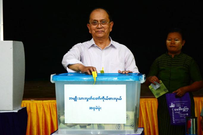 President Thein Sein casts his vote at a poll station in Napyitaw, Myanmar, 08 November 2015. Photo: Aung Htet/EPA