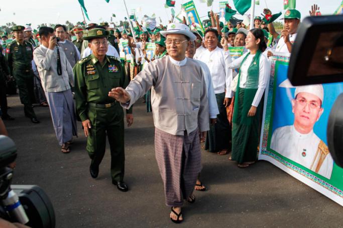 Myanmar president Thein Sein (C) followed by Myanmar military commender in chief Senior General Min Aung Hlaing (C-L), gestures as he arrives Sittwe airport in Sittwe, Rakhine State, western Myanmar, 03 November 2015. Photo: Nyunt Win/EPA