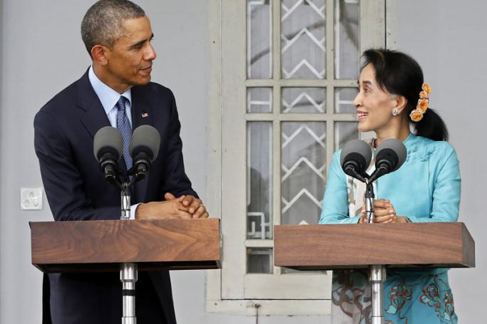 US President Barak Obama (L) and Myanmar opposition leader Aung San Suu Kyi (R) hold the joint press conference at the Suu Kyi's resident in Yangon, Myanmar, 14 November 2014. Photo: Nyein Chan Naing/EPA
