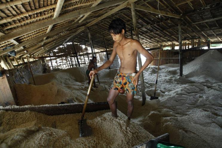 More than 150 employees work to pump salty water from the ground, dry it, and collect in Thanphyu Zayat Township in Mon State. Once dry, it is packaged and sent to shops in the region or sold in the local markets. Photos: Hong Sar/Mizzima