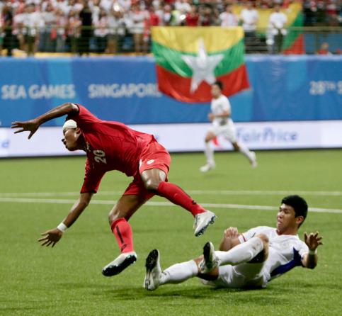 Shine Thura of Myanmar (L) in action against Paolo Bugas of the Philippines (R) during the first round Group A soccer match between the Philippines and Myanmar for the South East Asian Games 2015 at the Jalan Besar Stadium in Singapore, 07 June 2015. EPA
