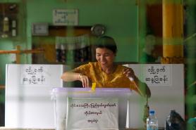 (File) A woman casts her vote at a polling station in Sittwe, Rakhine State, western Myanmar, 08 November 2015. Photo: EPA