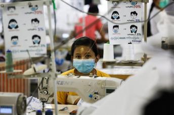 File Photo: A worker wears a face mask at a garment factory in Yangon, Myanmar, in a May 8, 2020 / Photo: AFP