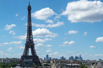 This picture taken on June 1, 2022 shows the Eiffel Tower with La Defense business district in the background in Paris. Photo:  JOEL SAGET / AFP