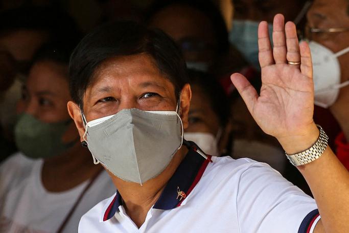 Philippine presidential candidate Ferdinand Marcos Jr waves after casting his vote at Mariano Marcos Memorial Elementary School in Batac, Ilocos Norte on May 9, 2022. Photo: AFP