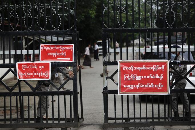 Staff members of Myanmar correctional department close the main entrance of Insein prison before the release of detainees in Yangon, Myanmar, 19 October 2021. Photo: EPA