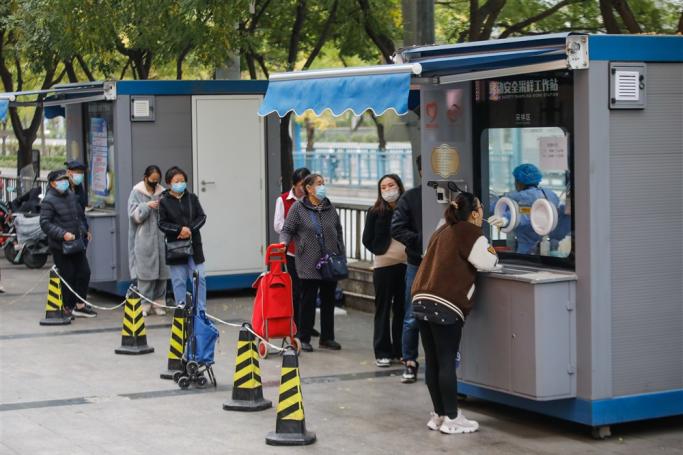 People line up for nucleic acid-based testing (PCR) to detect COVID-19 infection in Beijing, China, 28 October 2022. Photo: EPA