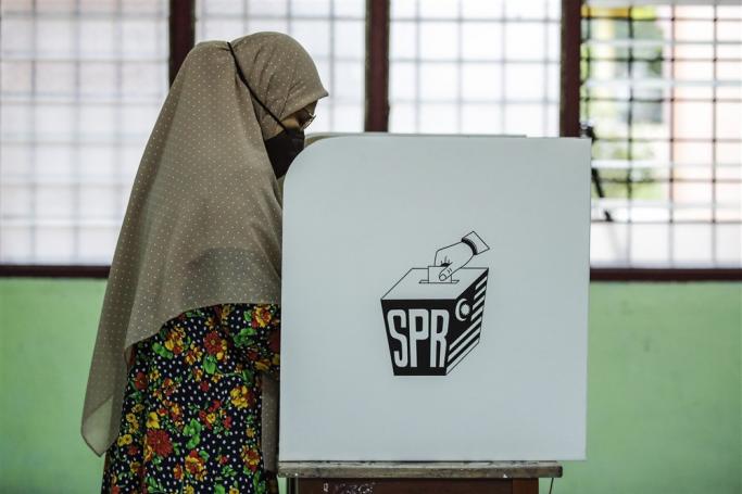 A woman votes at a polling station during the 15th General Election in Bera, Malaysia, 19 November 2022. Malaysians go to the polls for the 15th general election (GE15) on 19 November. Photo: EPA