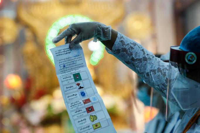  Election officials count the ballots at a polling station in Yangon, Myanmar, 08 November 2020. Photo: Lynn Bo Bo/EPA