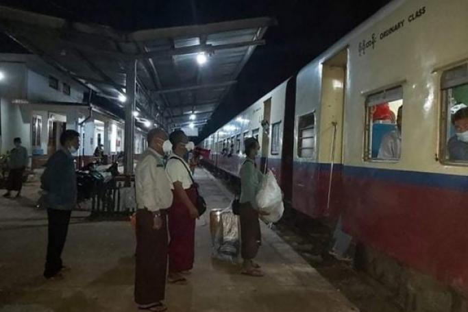Myanmar citizens returning home from China seen at the Lashio Railways Station yesterday. Photo: MNA
