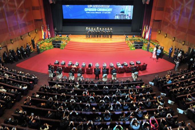 Overview as Association of South East Asian Nations (ASEAN) leaders hold hands for the traditional ASEAN handshake to start the 26th ASEAN summit during the opening ceremony at the Kuala Lumpur Convention Center, Malaysia, April 27, 2015. The two-day summit of the 10-nation bloc is expected to focus on festering disputes in the South-China Sea and also expected to assess initiatives for the regional single market that is scheduled to begin at the end of the year. Photo: EPA
