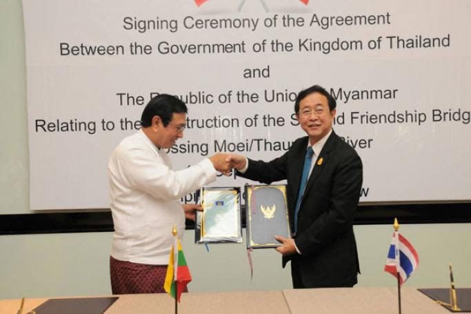 Thai Transport Minister Arkhom Termpittayapaisith, right, shakes hands with Myanmar Construction Minister U Kyaw Lwin in the signing ceremony in Naypyidaw on Thursday. (Transport Ministry photo) 
