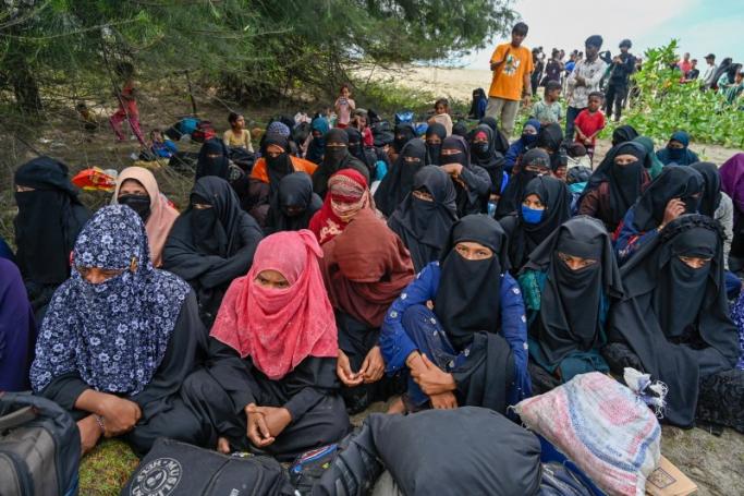 File Photo: Rohingya refugees gather upon their arrival by a boat in Lamnga beach, Aceh province on January 8, 2023 / Photo: AFP