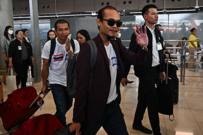 Thai national Pornsawan Pinakalo (C), who had been kidnapped and taken hostage by Palestinian Hamas militants during the October 7 attack on Israel, reacts after arriving back in Thailand at Bangkok's Suvarnabhumi Airport on November 30, 2023 / Photo: AFP