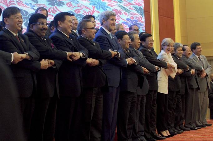 Foreign ministers and representatives pose for photograph during the 22nd ASEAN Regional Forum of the 48th Association of South East Asian Nations (ASEAN) Foreign Ministers' Meeting (48th AMM) at the Putra World Trade Centre in Kuala Lumpur, Malaysia, 6 August 2015. Photo: EPA
