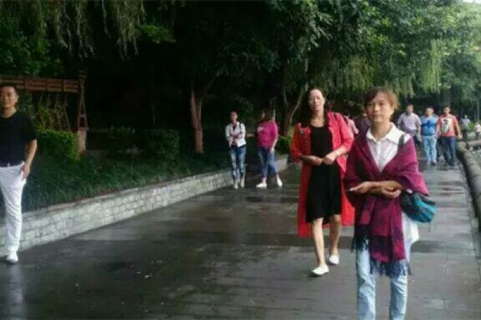 Citizen journalists Huang Qi (left), Li Zhaoxiu (right) followed by several plainclothes agents (background), on Sept 5, 2016. Photo: RSF
