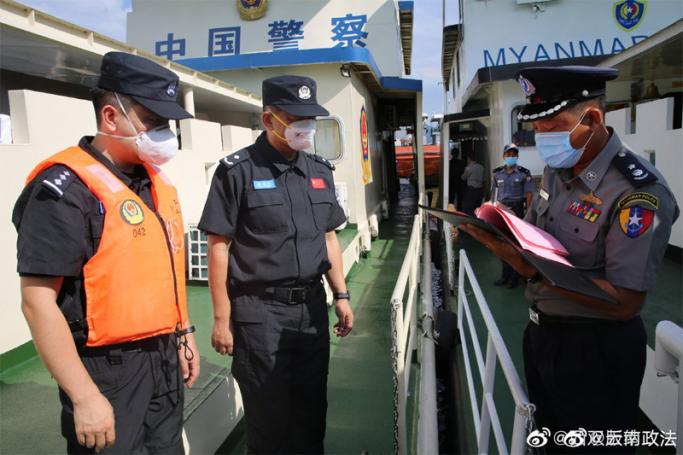 Law enforcement officers from China and Myanmar exchange information during the 93rd Mekong River joint patrol. Photo: Official Sina Weibo account of the CPC Yunnan Provincial Committee political and legal affairs commission