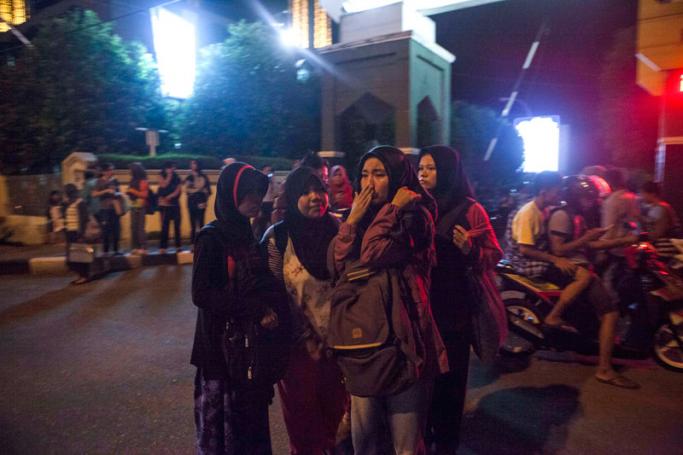 Indonesian residents stay in the open after a strong earthquake shook Padang, West Sumatra, Indonesia, 02 March 2016. Photo: Zulkifli/EPA 
