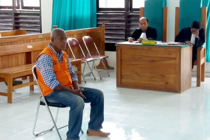 Abraham Louhenapessy (L), commonly known as "Captain Bram", looks on during his trial on Rote island, eastern Indonesia on March 16, 2017. Photo: Joy Christian/AFP 
