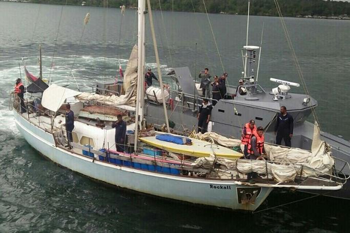 A handout photo made available on 07 November 2016 by the Philippines Armed Forces Western Mindanao Command (WESTMINCOM) shows Filipino soldiers recovering an abandoned yacht with markings 'Rockall' on its hull and a German national flag attached at its stern, near the Laparan Island, Sulu archipelago, southern Philippines, 06 November 2016. Photo: EPA
