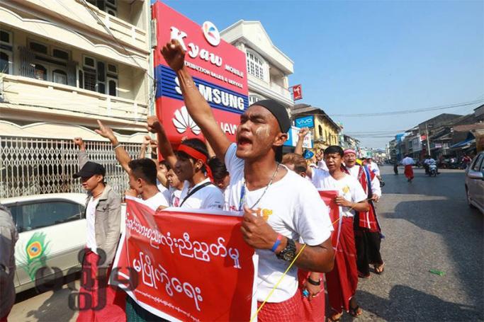 Activists and ethnic Mon shout slogans during a rally in Mawlamyine in Mon State on March 19, 2017. Photo: Hong Sar/Mizzima
