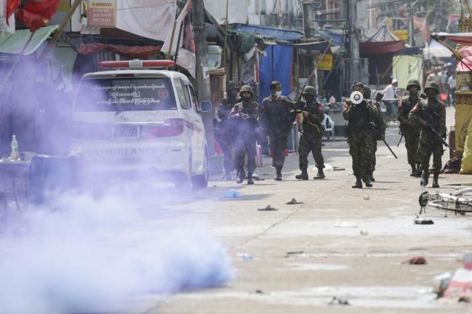 Soldiers give warnings as they advance to disperse protesters during a protest against the military coup in Yangon, Myanmar, 03 March 2021. Photo: EPA