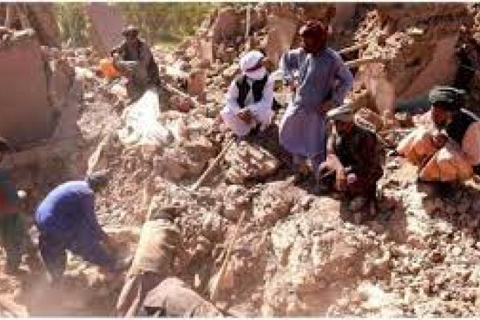 Afghan residents clear debris as they look for victims' bodies in the rubble of damaged houses after the earthquakes in Kashkak village, Zendeh Jan district of Herat province on October 8, 2023.  / Photo: AFP