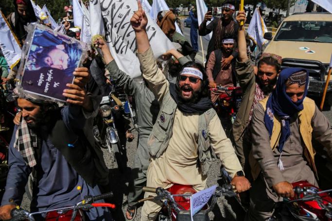 A member of the Taliban holds picture of Mullah Muhammad Yaqoob, the defense minister and son of Taliban's founder Mullah Omar, as they celebrate during the second anniversary of taking over the Afghan government, in Kabul, Afghanistan, 15 August 2023. Photo: EPA