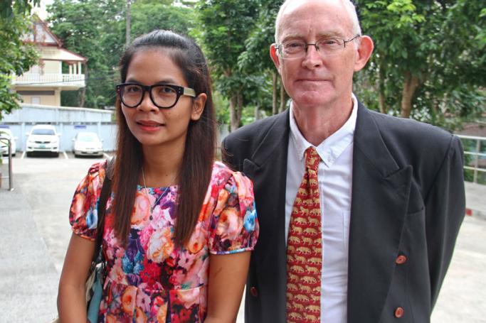 Australian journalist Alan Morison (R), editor of the Phuketwan website and his Thai colleague reporter Chutima Sidasathian (L) arrive at the provincial court in Phuket island, southern Thailand, 01 September 2015. Photo: Yongyot Pruksarak/EPA
