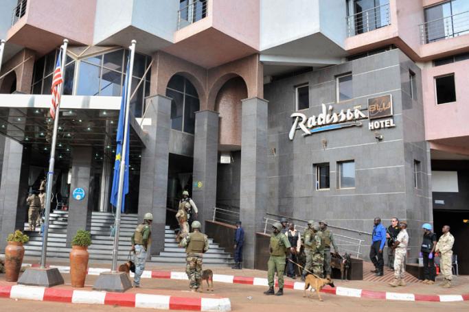 Security forces surround the Radisson Hotel during a hostage situation, Bamako, Mali 20 November 2015.  Photo: EPA
