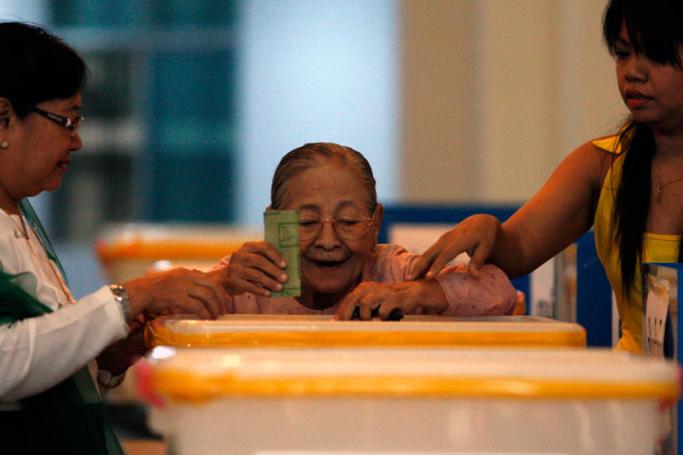 An elderly woman votes at the Mingalar Taungnyunt Township in Yangon, Myanmar, 1 April, 2012. Photo: Thet Htoo/EPA
