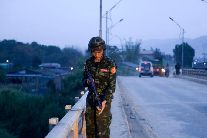 This picture taken on May 12, 2018 shows an army-linked militiaman securing a bridge in Muse. Photo: AFP
