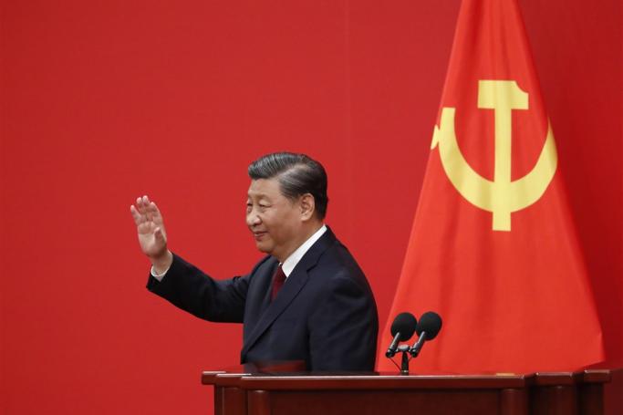Chinese President Xi Jinping waves at a press conference introducing the new members of the Standing Committee of the Political Bureau of the 20th Chinese Communist Party (CPC) Central Committee at the Great Hall of People in Beijing, China, 23 October 2022. Photo: EPA