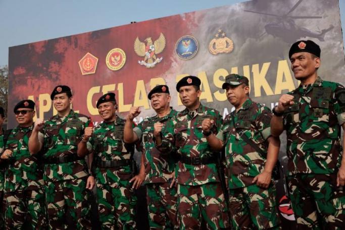 Indonesian Military personnel take pictures as they take part in the ceremony to form the joint military and police security force for the 43rd ASEAN Summit 2023 at the National Monument park in Jakarta on September 1, 2023. / Photo: AFP
